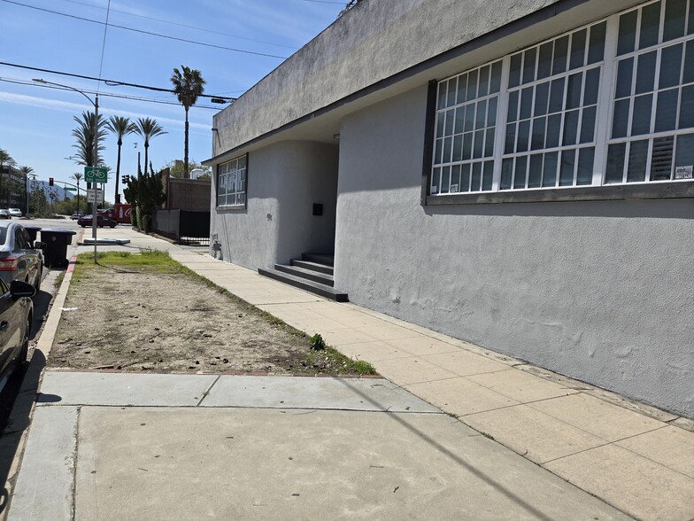 2015 N Lincoln St, Burbank, CA for lease - Building Photo - Image 3 of 11