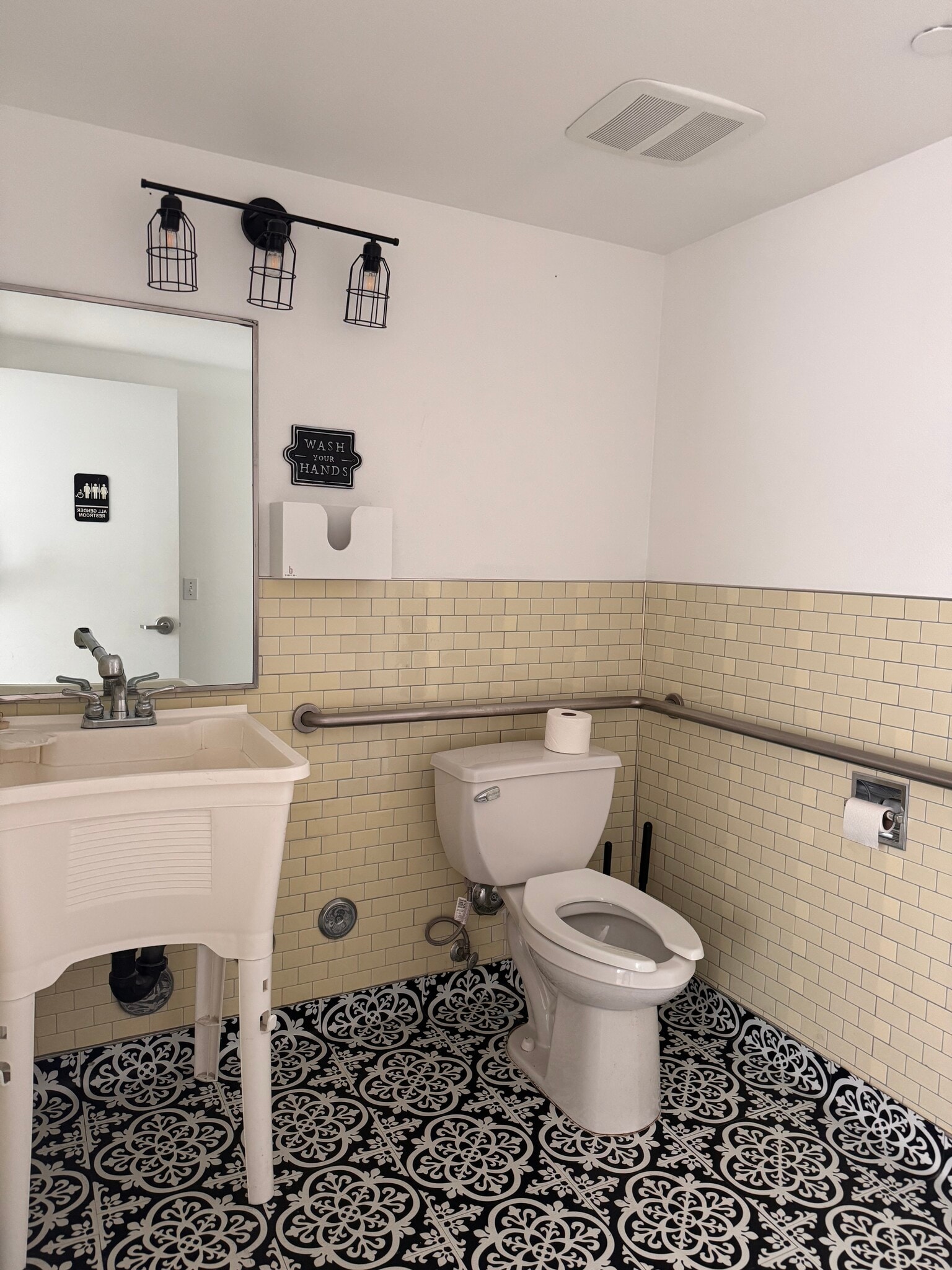 1114 S 11th St, Tacoma, WA for lease Interior Photo- Image 1 of 7