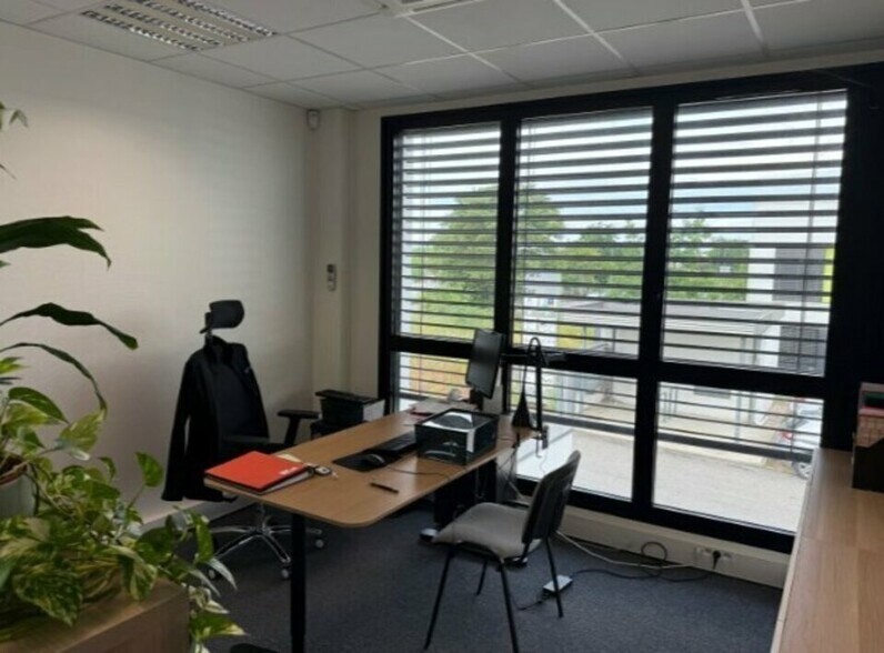 Office in Vaulx-en-Velin for lease - Interior Photo - Image 2 of 10