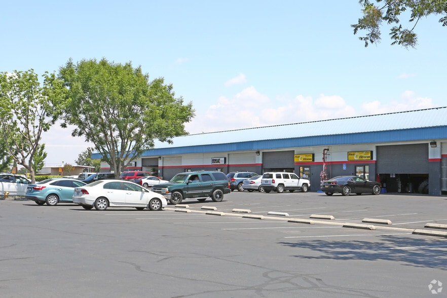 1901-1919 E Main St, Visalia, CA for lease - Building Photo - Image 2 of 3