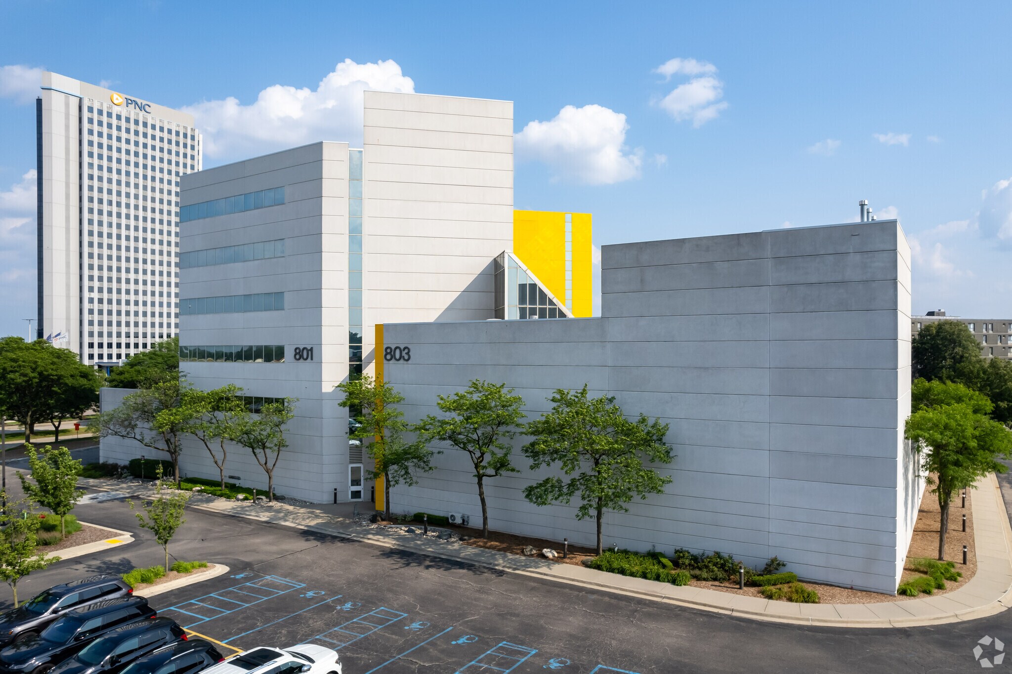 801-803 W Big Beaver Rd, Troy, MI for lease Primary Photo- Image 1 of 172