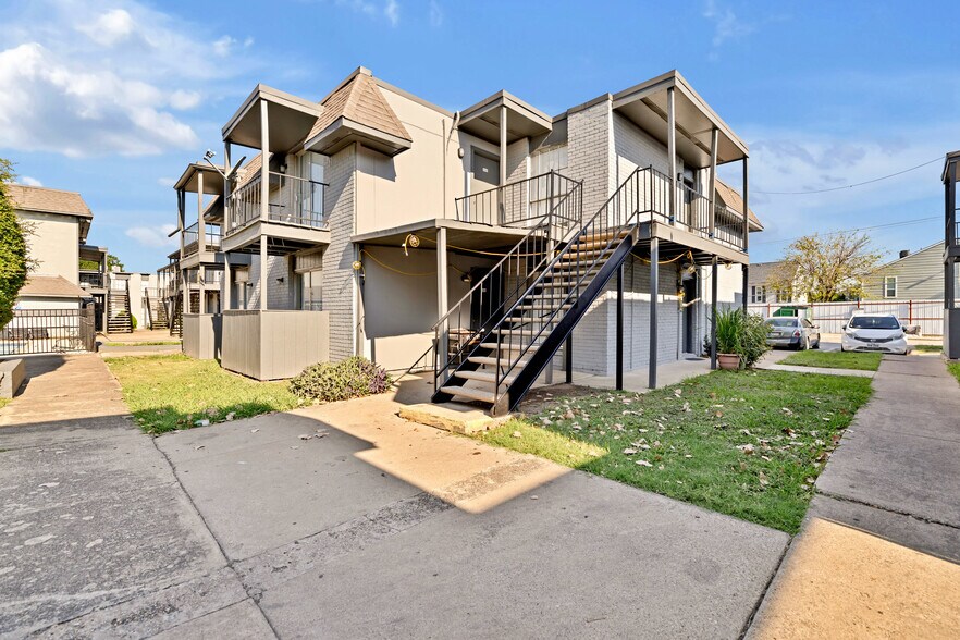 9765 Webb Chapel Rd, Dallas, TX à vendre - Photo du bâtiment - Image 2 de 5