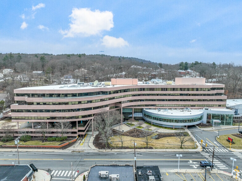 1075 Main St, Waltham, MA for lease - Building Photo - Image 2 of 5