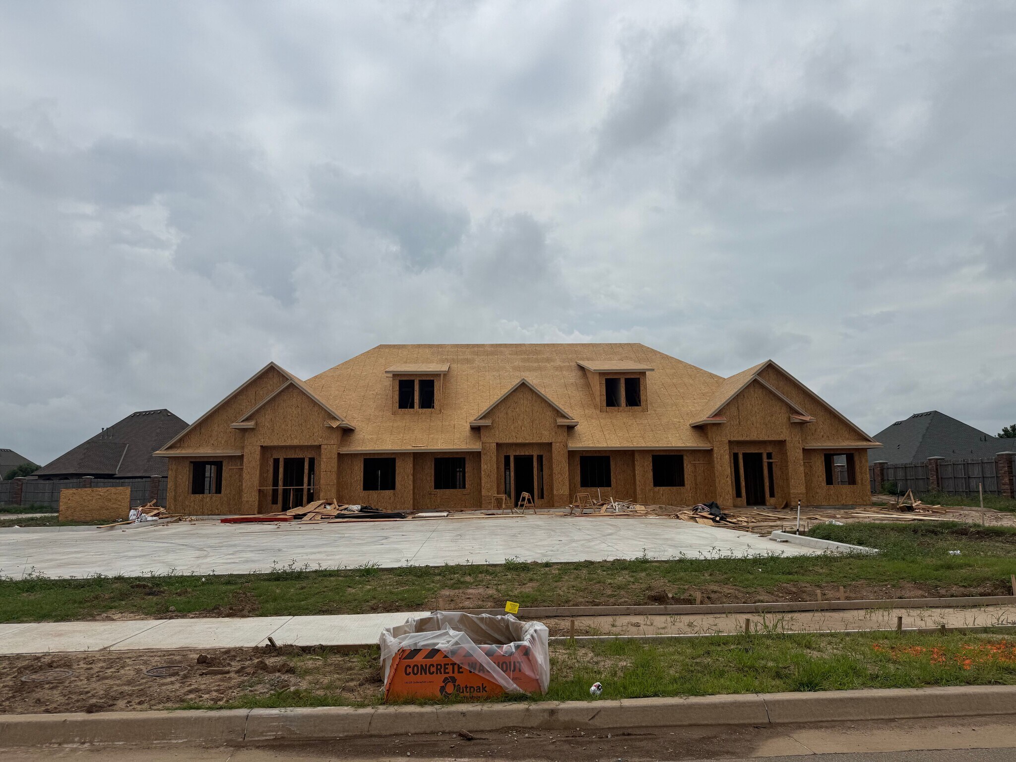 1300 Magnolia Ct, Moore, OK for lease Primary Photo- Image 1 of 2