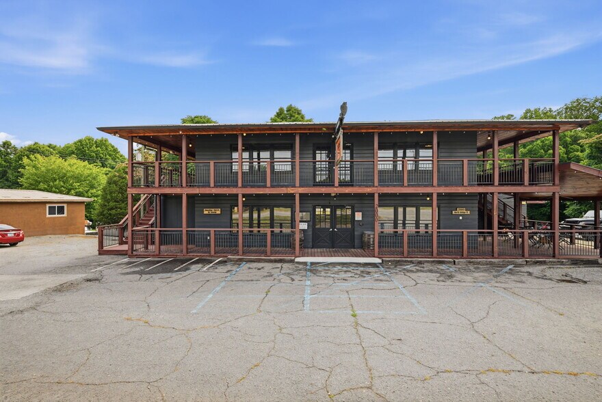 2000 N Bridge St, Elkin, NC à vendre - Photo du bâtiment - Image 3 de 30