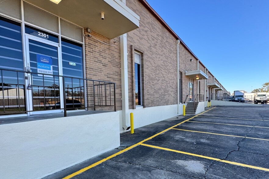2301-2399 Minimax Dr, Houston, TX à louer - Photo du bâtiment - Image 3 de 7
