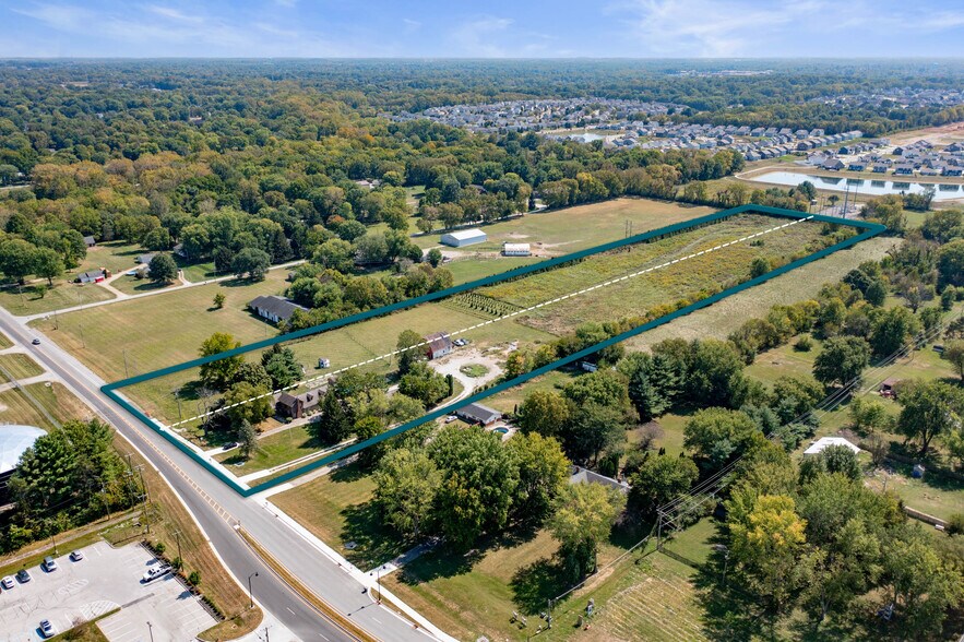5703 W SMITH VALLEY Rd, Greenwood, IN à vendre - Photo du bâtiment - Image 1 de 13