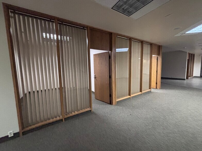 1467 S. Main St. portefeuille de 2 propriétés à vendre sur LoopNet.ca - Photo du bâtiment - Image 3 de 7