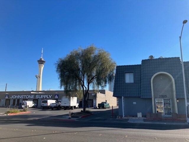 2325 Western Ave, Las Vegas, NV à louer - Photo du bâtiment - Image 2 de 15