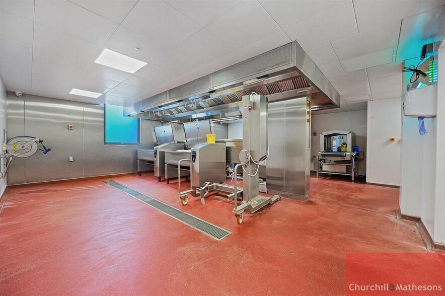 5 McNicol Dr, London for lease - Interior Photo - Image 2 of 22