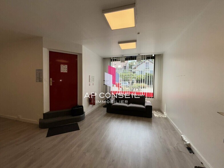 Office in Versailles for lease - Building Photo - Image 2 of 20