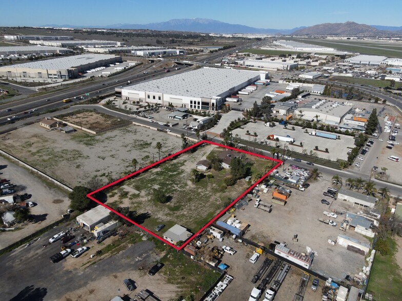 1341 W Oleander Ave, Perris, CA à vendre - Aérien - Image 2 de 4