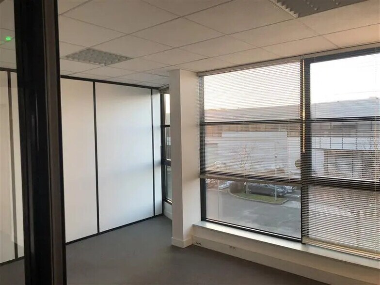 Flex in Élancourt for lease - Building Photo - Image 3 of 4