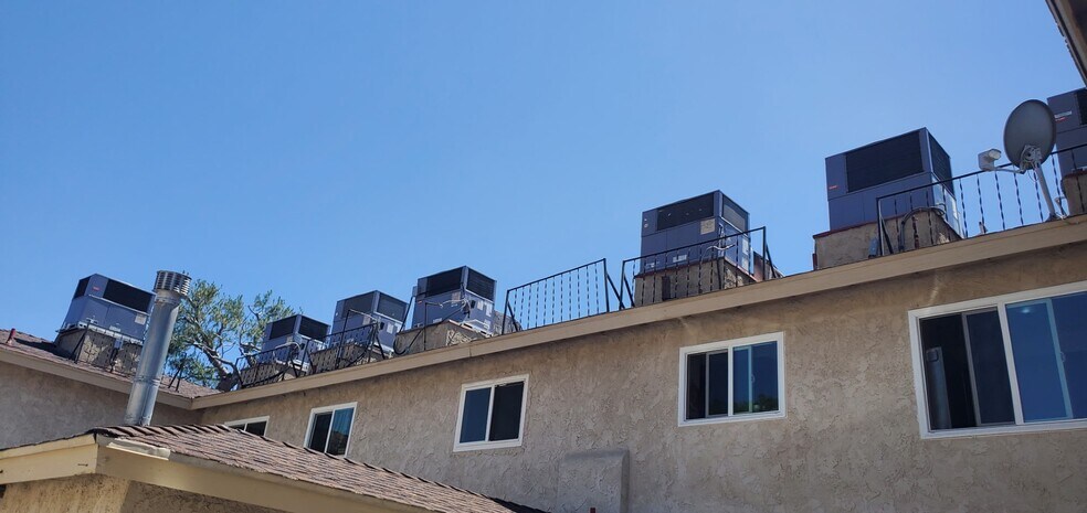 24522 Chestnut St, Newhall, CA à vendre - Photo du bâtiment - Image 2 de 12