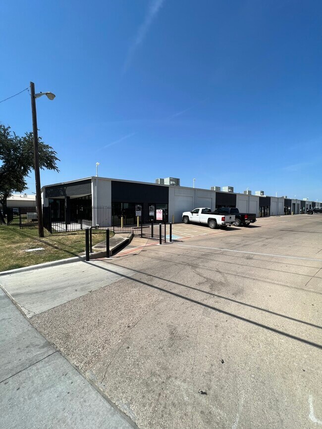 More details for 11363 Denton Dr, Dallas, TX - Flex for Lease