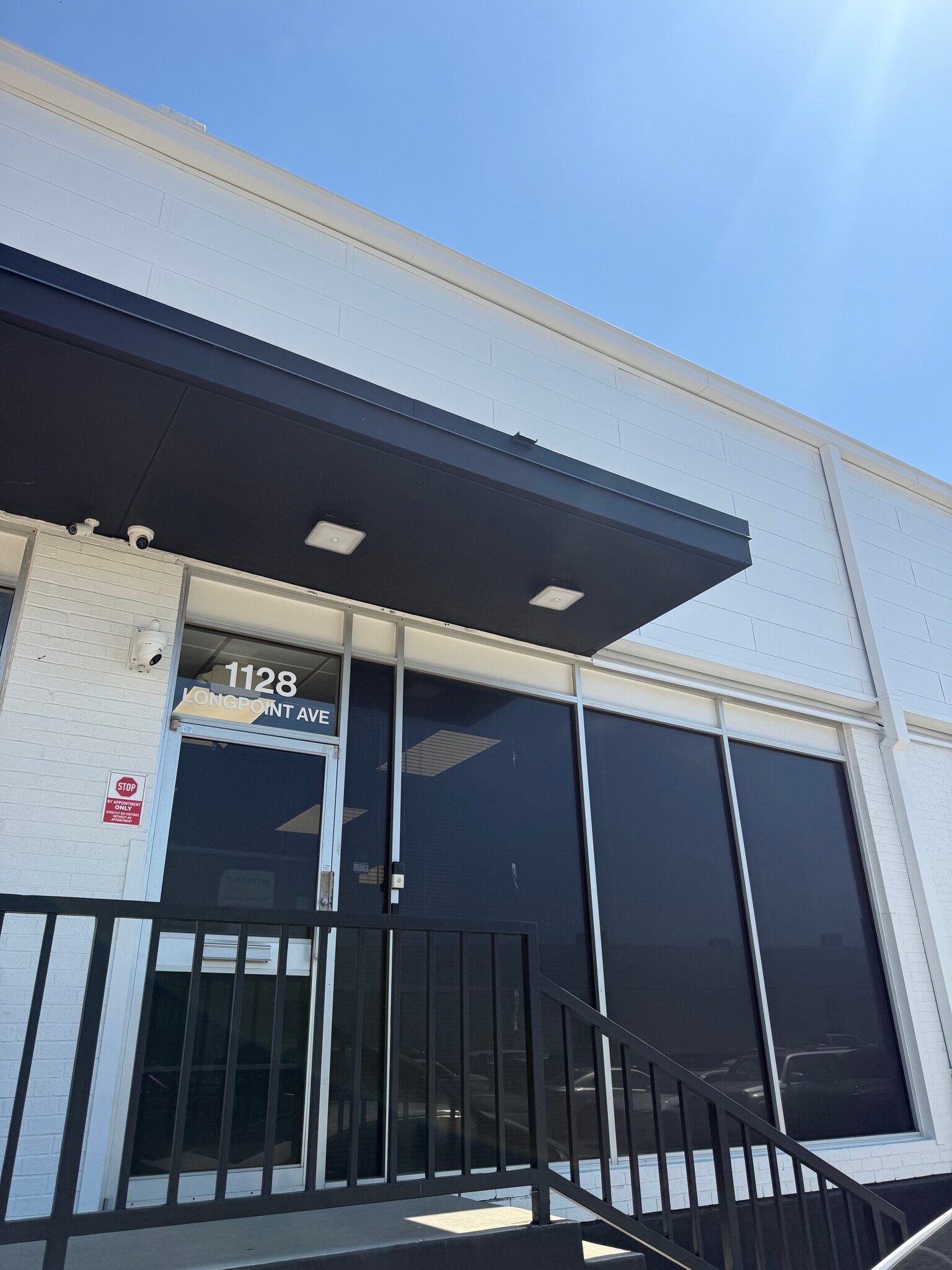 1122-1140 Longpoint Ave, Dallas, TX for lease Building Photo- Image 1 of 5