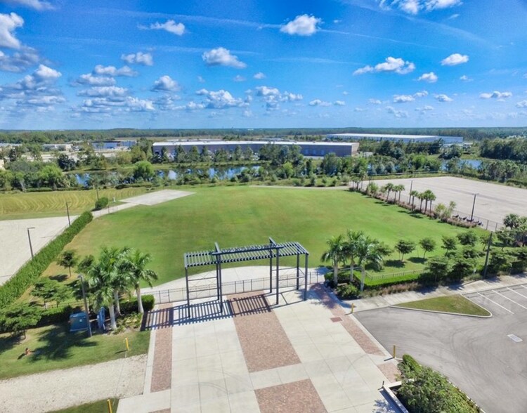 9510 Thunder Rd, Fort Myers, FL à vendre - Photo du bâtiment - Image 2 de 3