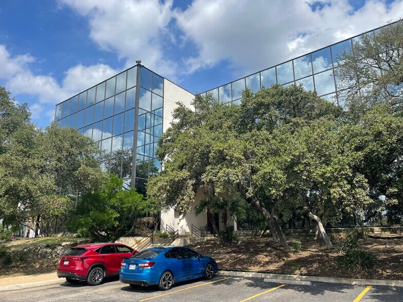 13333 Blanco Rd, San Antonio, TX à louer - Photo du bâtiment - Image 1 de 5