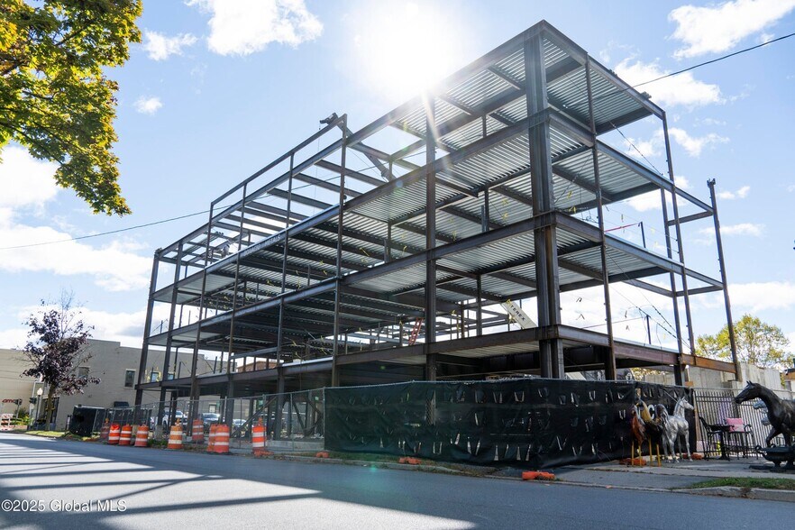 78 Church St, Saratoga Springs, NY à vendre - Photo du bâtiment - Image 2 de 4