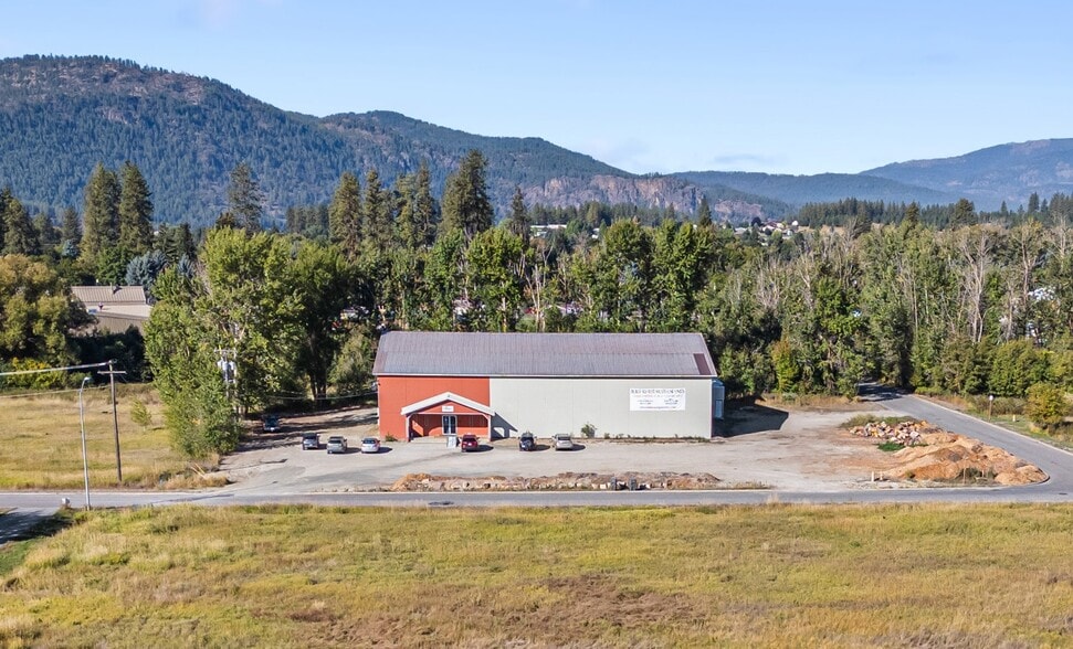 703 N 7th St, Chewelah, WA à vendre - Photo du bâtiment - Image 1 de 4