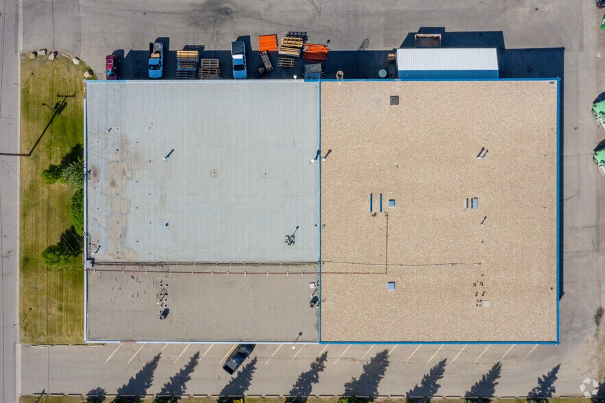 5608 Burbank Cres SE, Calgary, AB à louer - Aérien - Image 3 de 6