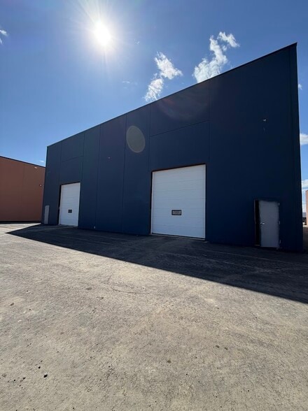 5035 28 St NW, Edmonton, AB à louer - Photo du bâtiment - Image 2 de 8