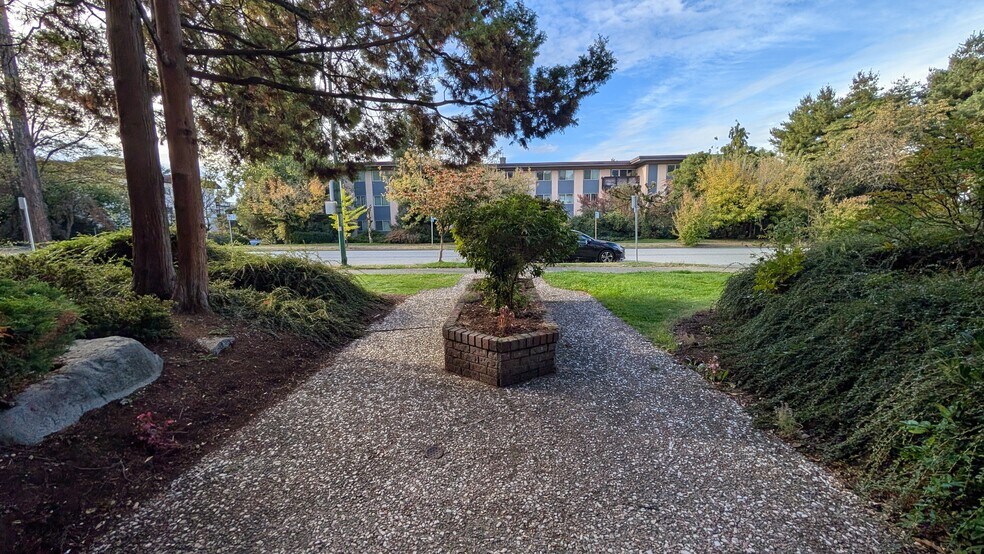 254 3rd St W, North Vancouver, BC à vendre - Photo du bâtiment - Image 2 de 13