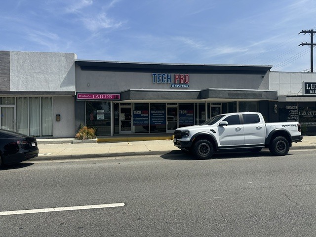 555-559 W Whittier Blvd, La Habra, CA à louer - Photo du bâtiment - Image 2 de 5