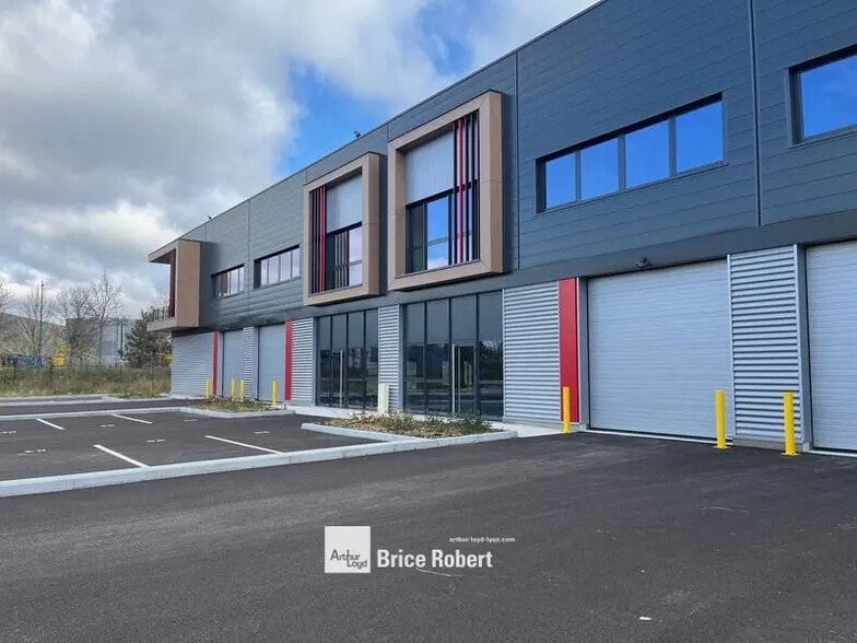 Flex in Saint-Laurent-de-Mure for lease - Building Photo - Image 1 of 6