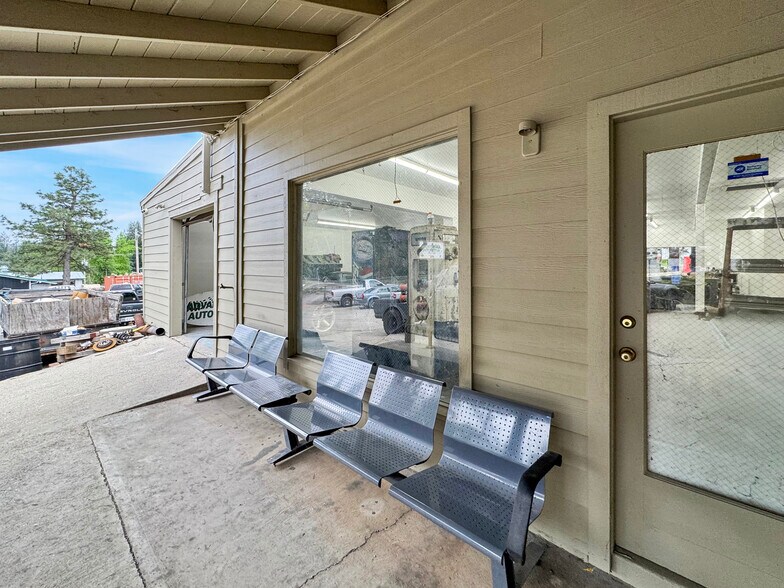 13383 Colfax Hwy, Grass Valley, CA à vendre - Photo du bâtiment - Image 2 de 16
