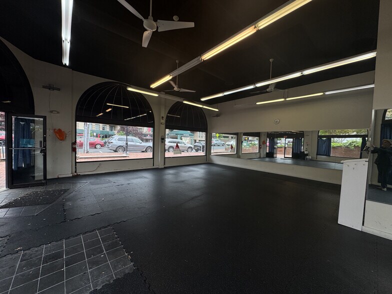 25 Cuttermill Rd, Great Neck, NY for lease - Interior Photo - Image 2 of 7