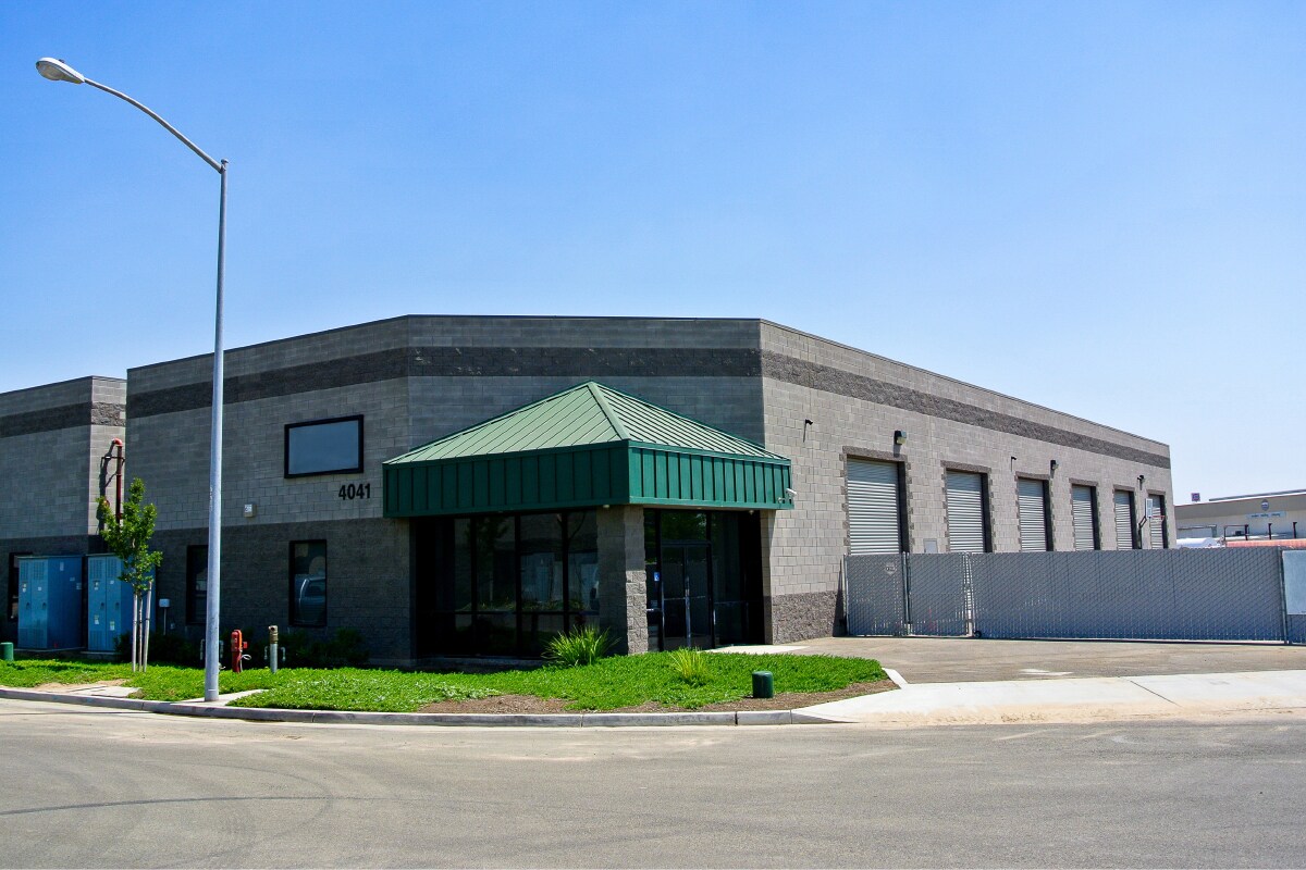 4041 W Ashcroft Ave, Fresno, CA à louer Photo du bâtiment- Image 1 de 3
