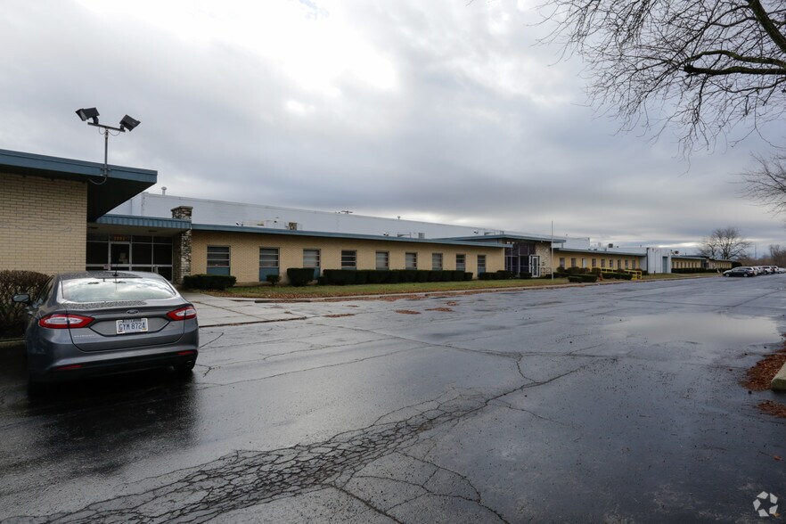 3024-3046 E River Rd, Moraine, OH à louer - Photo du bâtiment - Image 3 de 13