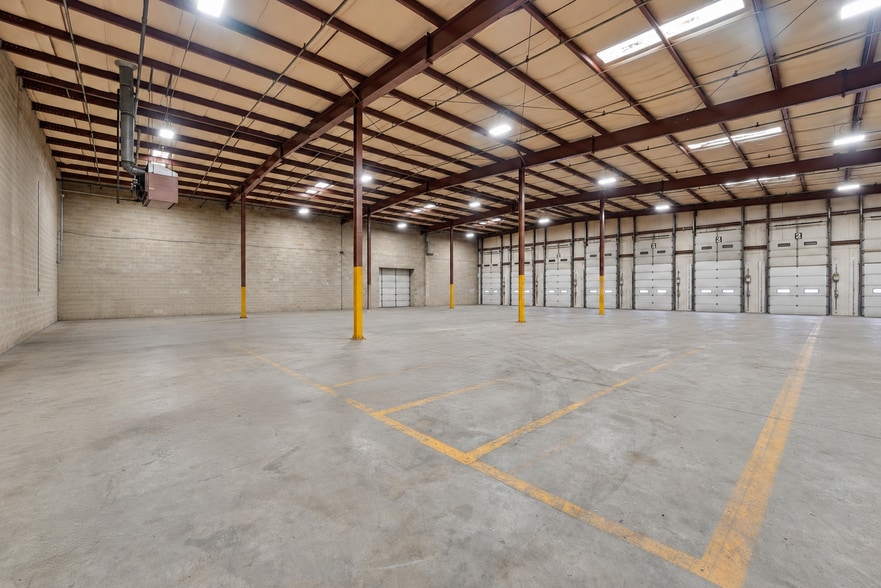 235-255 Cadwell Dr, Springfield, MA for lease - Building Photo - Image 2 of 4