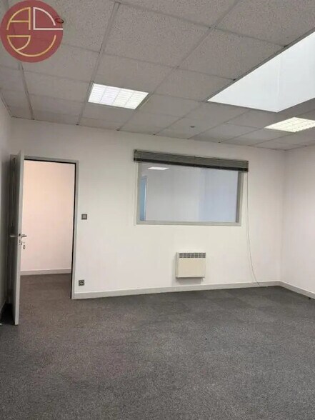 Retail in Saint-Orens-de-Gameville for lease - Interior Photo - Image 3 of 9