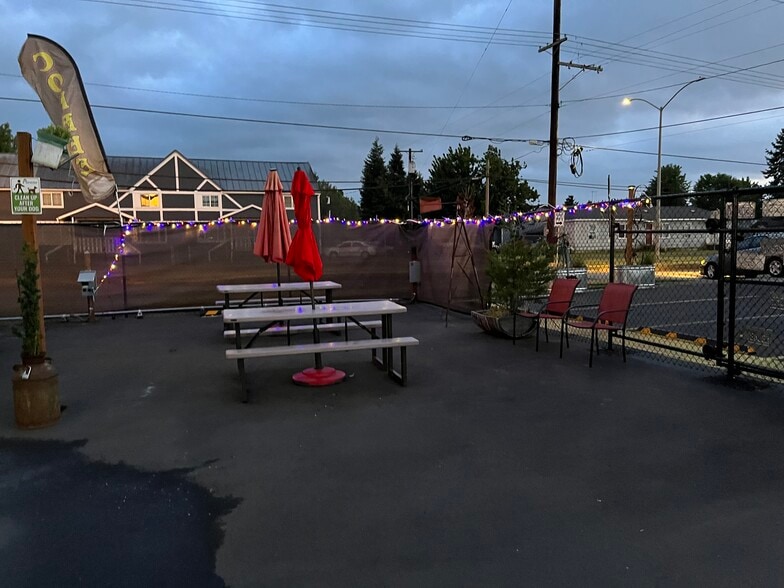 411 Oregon Way - Food Truck Pad portfolio of 2 properties for sale on LoopNet.ca - Building Photo - Image 2 of 23