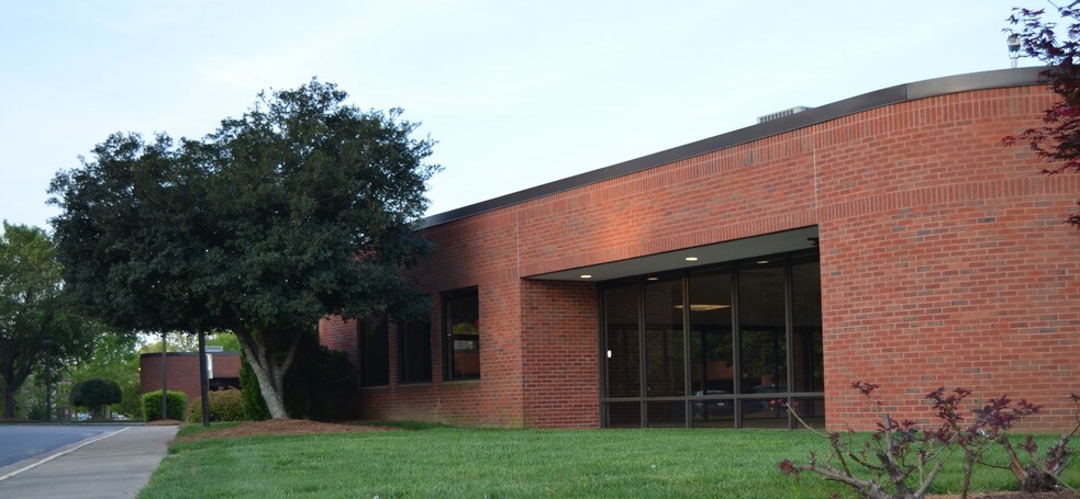 5910-5948 Six Forks Rd, Raleigh, NC à vendre - Photo du bâtiment - Image 3 de 10