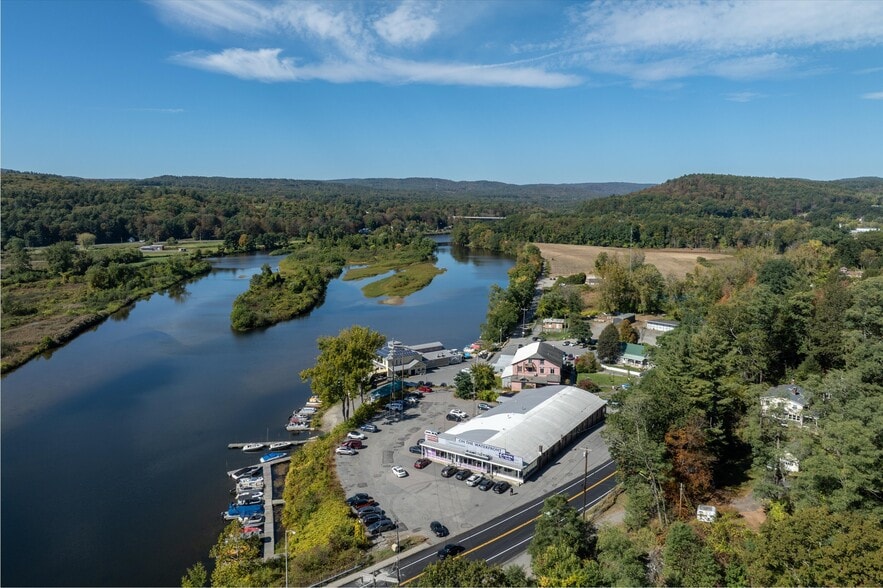 Marina Waterfront MXD Mixed Use Complex portfolio of 3 properties for sale on LoopNet.ca - Aerial - Image 3 of 49