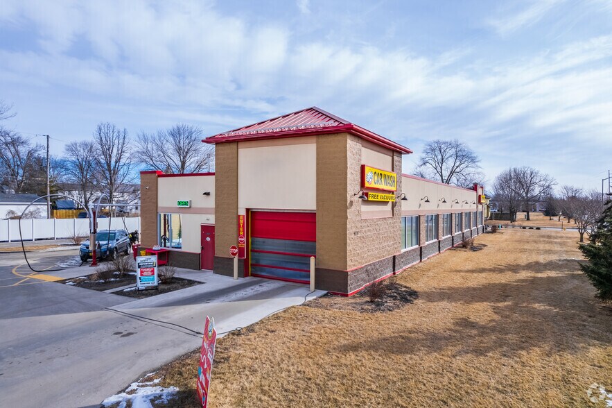 123 W Johnson St, Fond Du Lac, WI à vendre - Photo du bâtiment - Image 2 de 4
