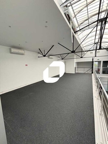 Flex dans Nanterre à louer - Photo du bâtiment - Image 3 de 21