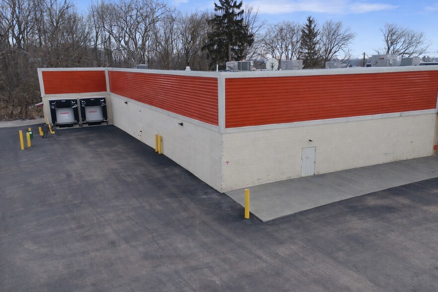 2 Plaza Dr, Auburn, NY à louer - Photo du bâtiment - Image 3 de 5