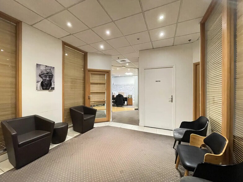 Office in Paris for sale - Lobby - Image 2 of 6