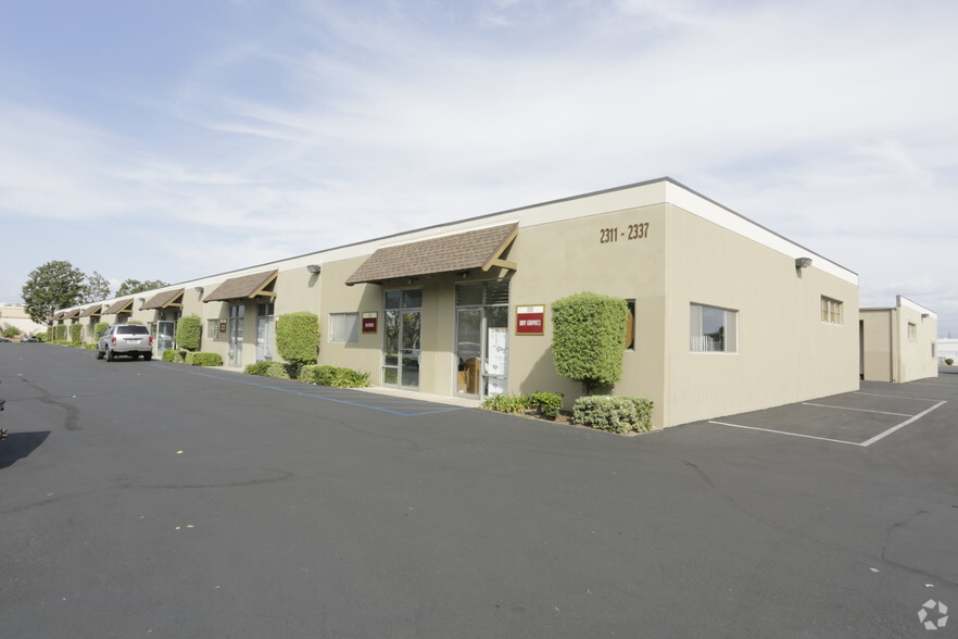 2311-2337 S Otis St, Santa Ana, CA for lease - Building Photo - Image 2 of 5