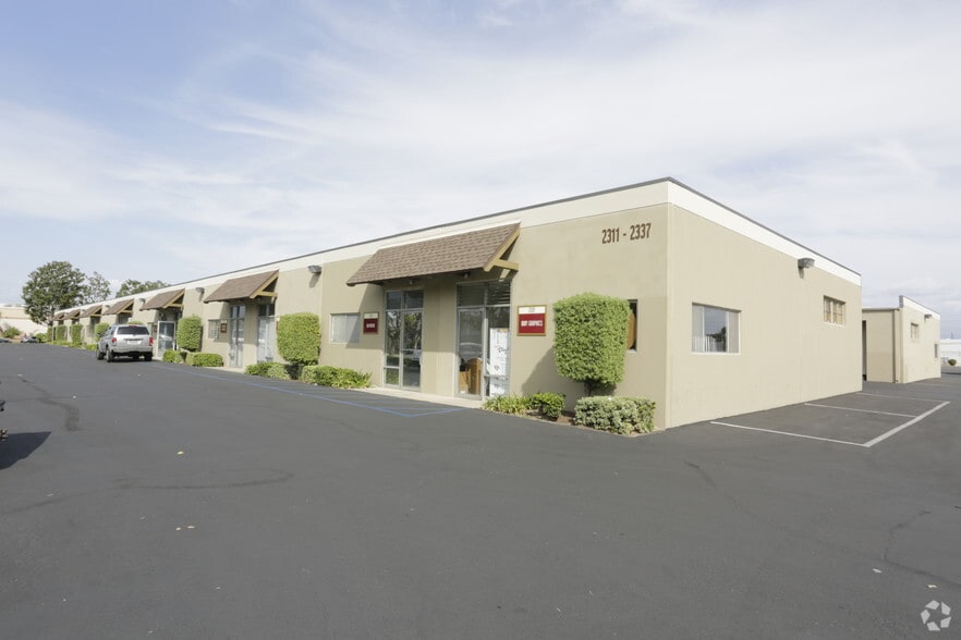 2311-2337 S Otis St, Santa Ana, CA à louer - Photo du bâtiment - Image 2 de 5