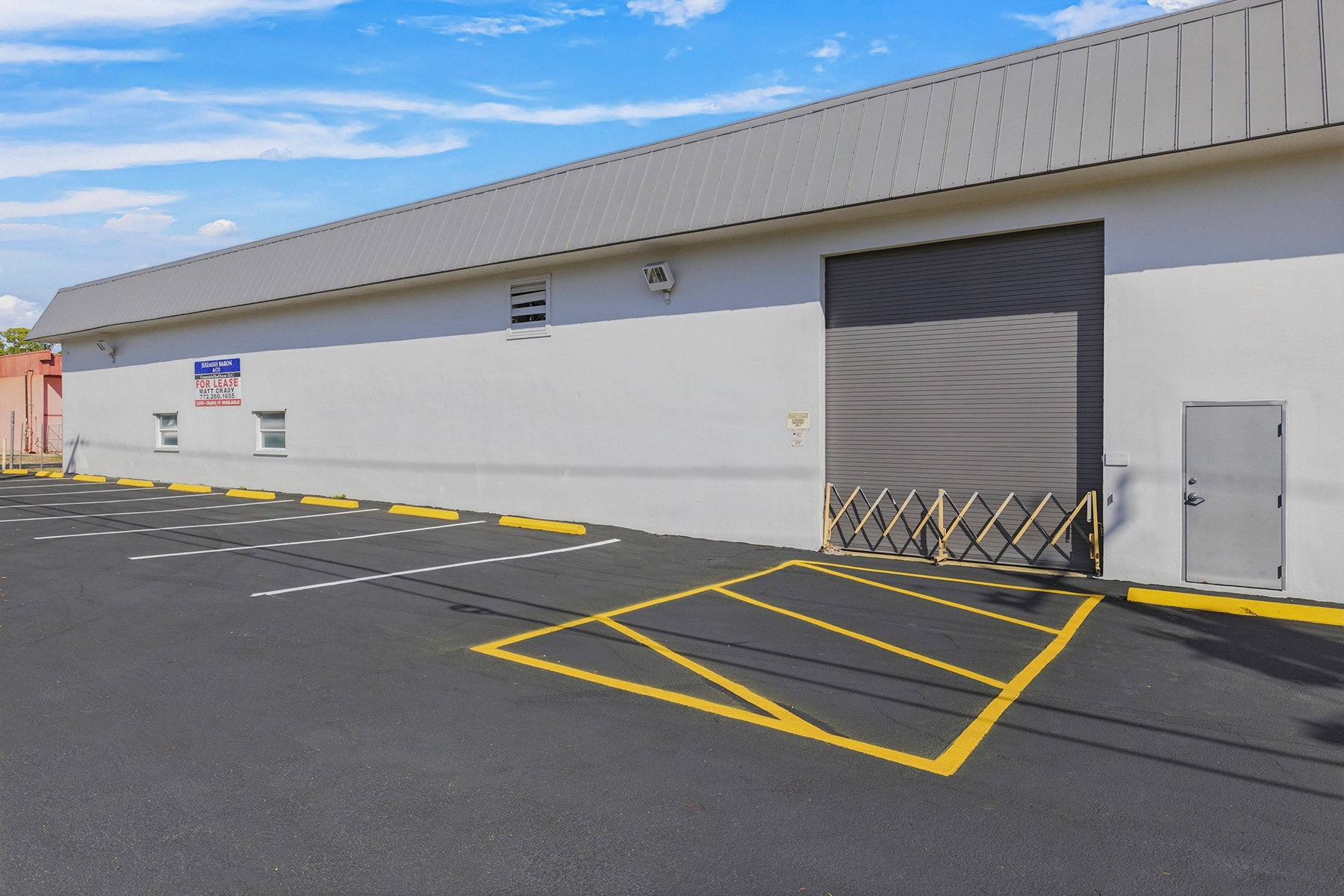 657 NE Dixie Hwy, Jensen Beach, FL for lease Building Photo- Image 1 of 2