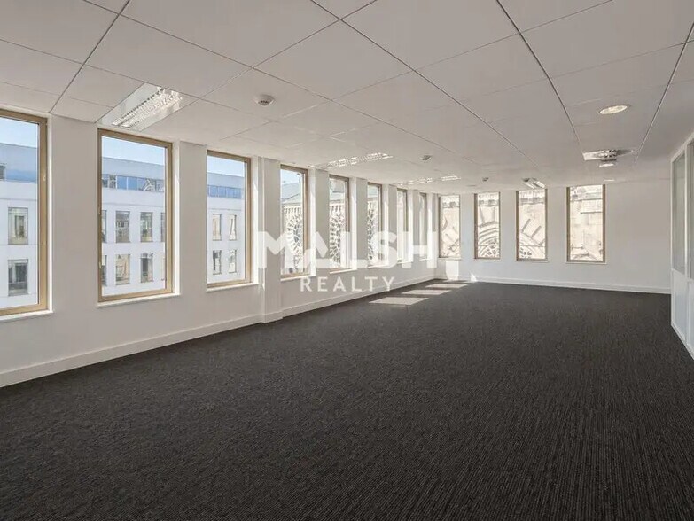 Rue Verlet-Hanus, Lyon for lease - Building Photo - Image 3 of 13