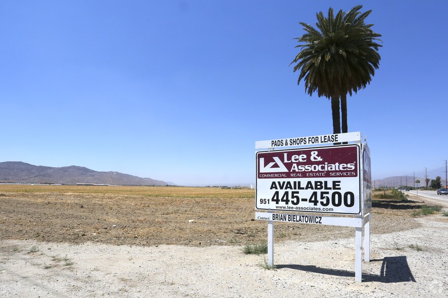 2301-2455 Cottonwood Ave, San Jacinto, CA à louer - Photo du bâtiment - Image 3 de 5