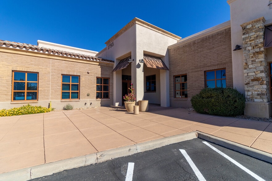 1795 E Skyline Dr, Tucson, AZ for lease - Building Photo - Image 2 of 8