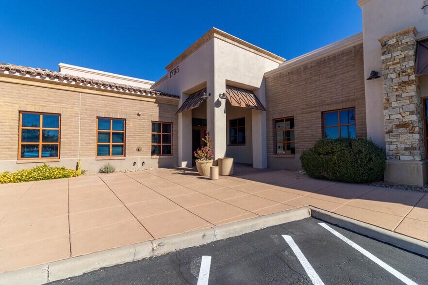 1795 E Skyline Dr, Tucson, AZ à louer - Photo du bâtiment - Image 1 de 7