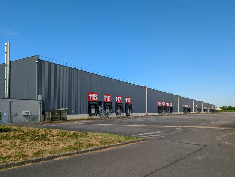 Office in Gaël for lease - Building Photo - Image 2 of 12